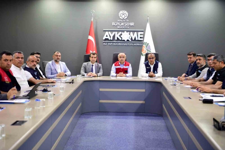 Başkan Er: "büyükşehir Belediyesi Olarak Yağmurun İlk Anından İtibaren Tüm Ekiplerimizle Sahadaydık"