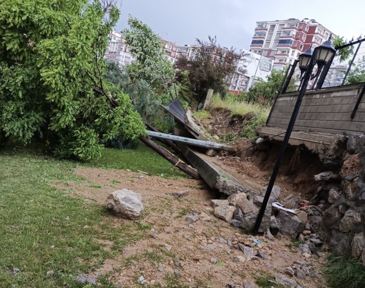 Malatya’da Sağanak Yağış Site Duvarını Yıktı