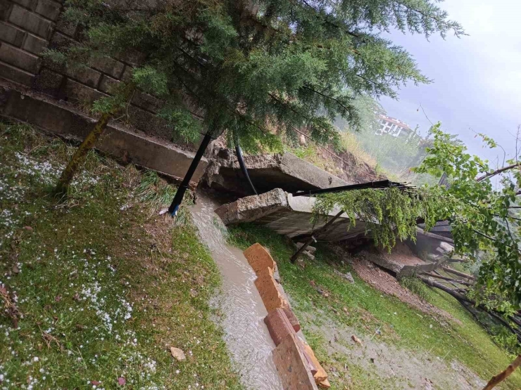 Malatya’da Sağanak Yağış Site Duvarını Yıktı