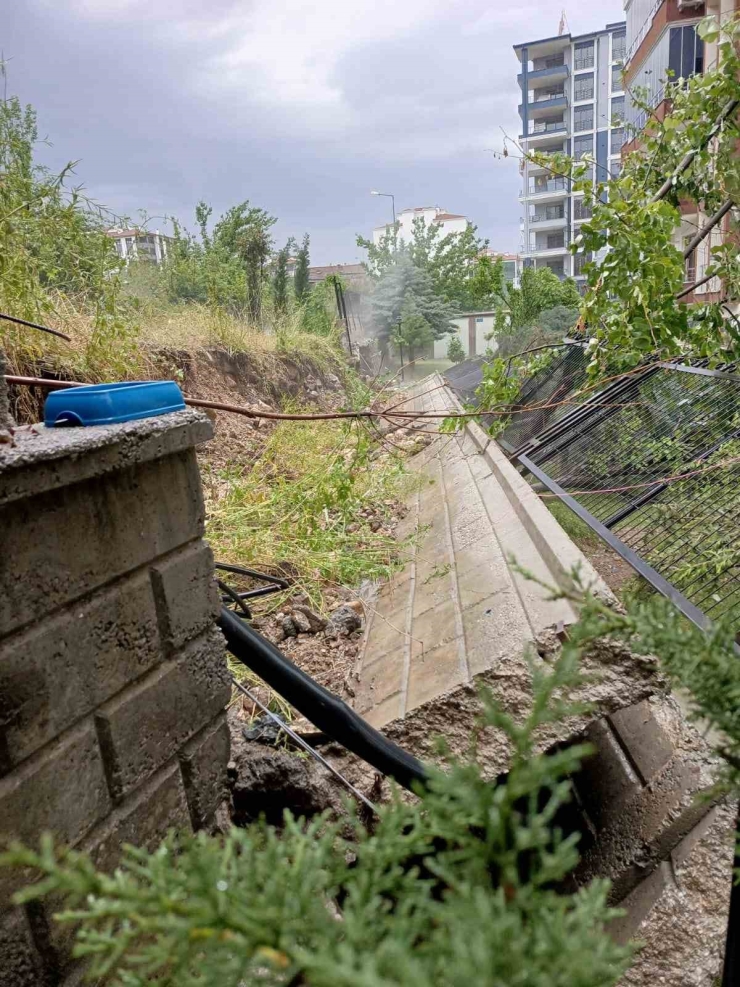 Malatya’da Sağanak Yağış Site Duvarını Yıktı