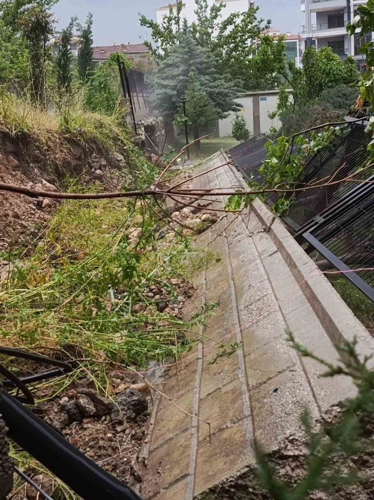 Malatya’da Sağanak Yağış Site Duvarını Yıktı
