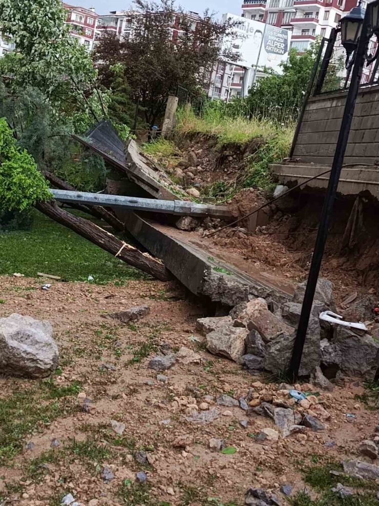 Malatya’da Sağanak Yağış Site Duvarını Yıktı