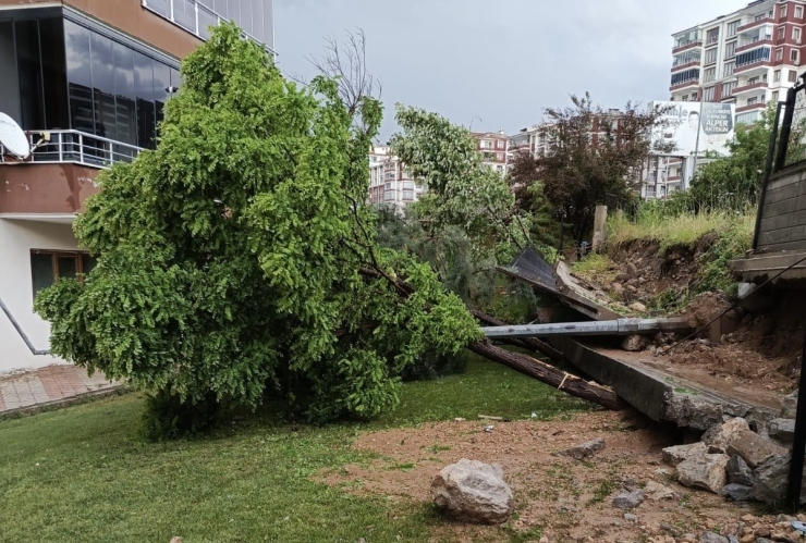Malatya’da Sağanak Yağış Site Duvarını Yıktı