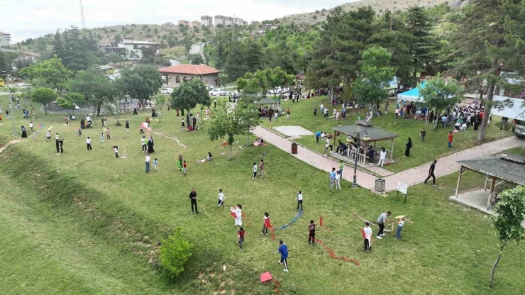 Rengarenk Uçurtmalar Beydağı’nda Gökyüzüyle Buluştu
