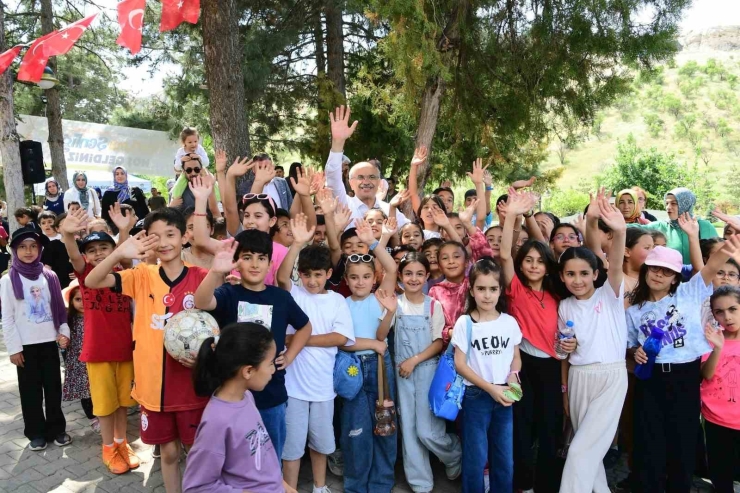 Rengarenk Uçurtmalar Beydağı’nda Gökyüzüyle Buluştu