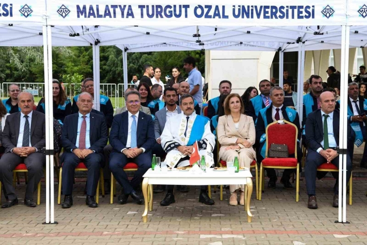 Malatya Turgut Özal Üniversitesi’nde Mezuniyet Coşkusu