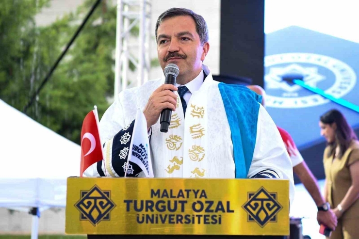 Malatya Turgut Özal Üniversitesi’nde Mezuniyet Coşkusu