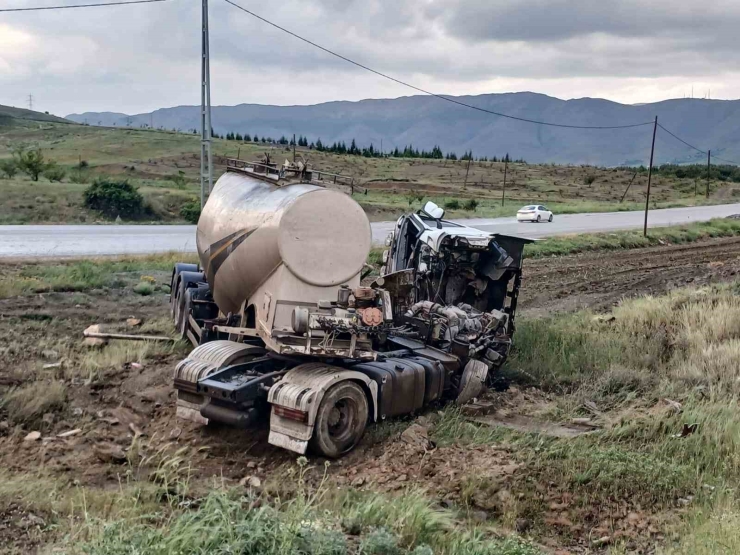 Doğanşehir’de Tanker Tarlaya Devrildi, Sürücü Yaralandı