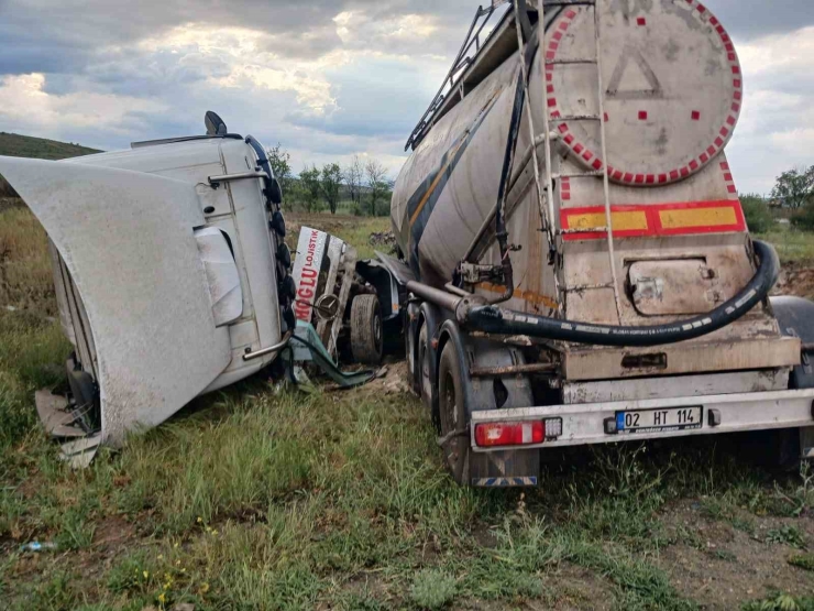 Doğanşehir’de Tanker Tarlaya Devrildi, Sürücü Yaralandı