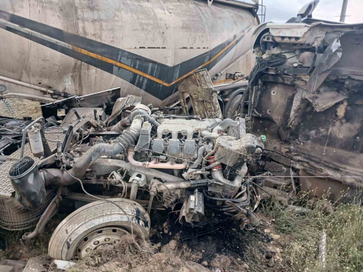 Doğanşehir’de Tanker Tarlaya Devrildi, Sürücü Yaralandı