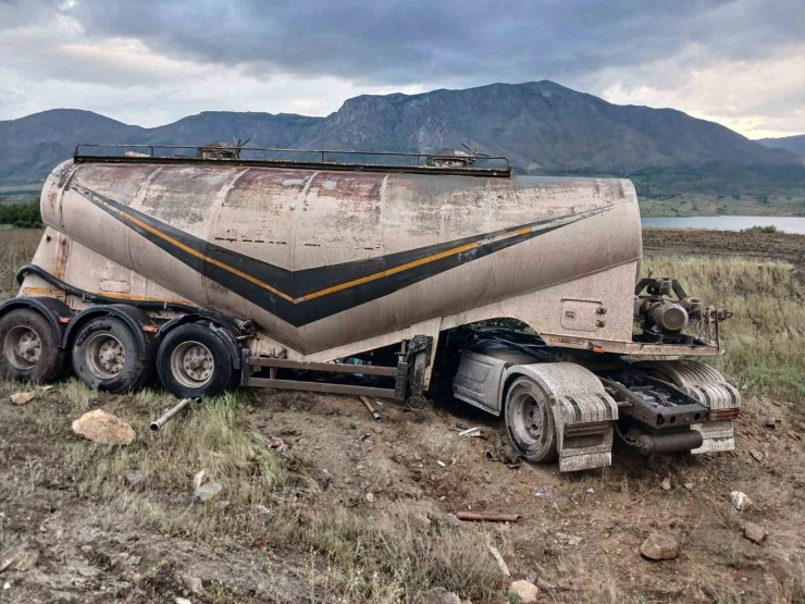 Doğanşehir’de Tanker Tarlaya Devrildi, Sürücü Yaralandı