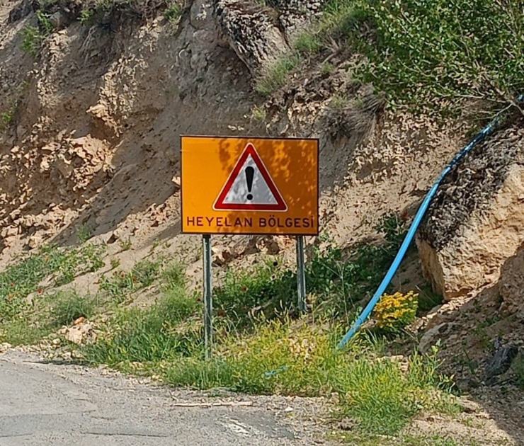 Darende’de Heyelan Riski Nedeniyle Yol Ulaşıma Kapatıldı