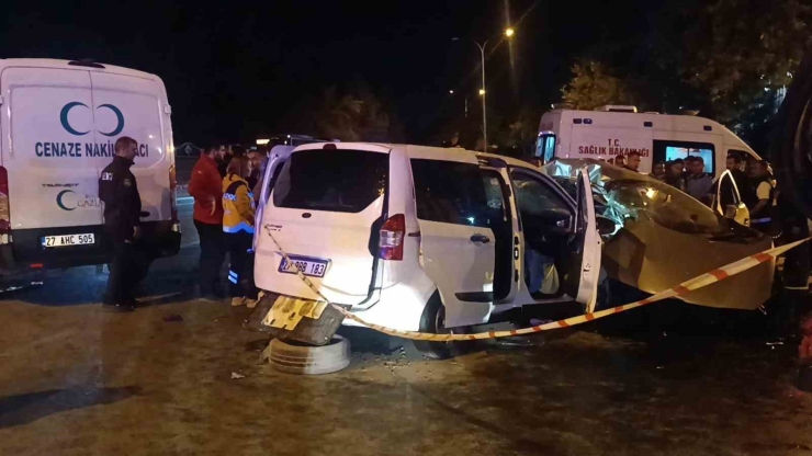 Gaziantep’te İki Araç Kafa Kafaya Çarpıştı: 5 Ölü, 2 Yaralı