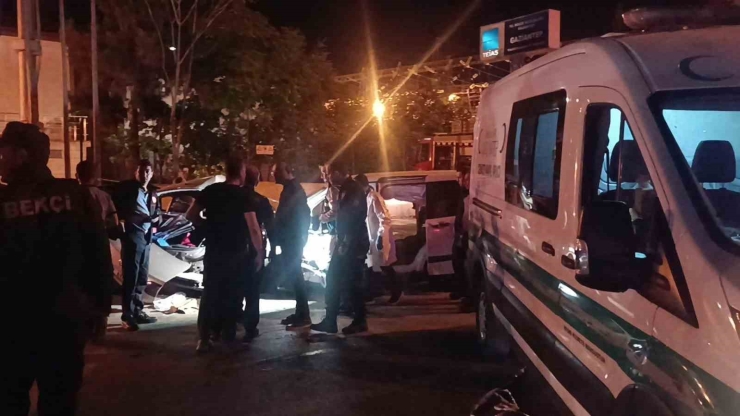 Gaziantep’te İki Araç Kafa Kafaya Çarpıştı: 5 Ölü, 2 Yaralı