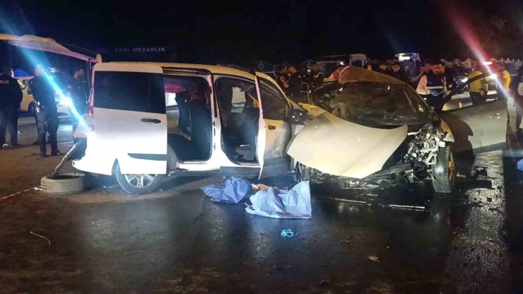Gaziantep’te İki Araç Kafa Kafaya Çarpıştı: 5 Ölü, 2 Yaralı
