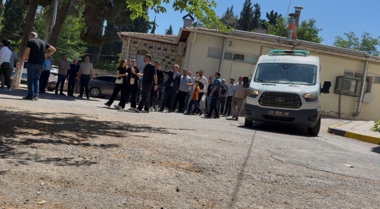 Kazada Hayatını Kaybeden Paramedik Anne Ve 2 Çocuğu, Yakınlarına Teslim Edildi