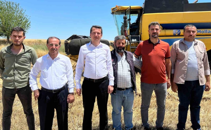 Başkan Olgun, Hasat Döneminde Çiftçileri Yalnız Bırakmadı