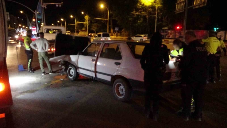 Malatya’da İki Aracın Karıştığı Kazada Ortalık Savaş Alanına Döndü: 4 Yaralı