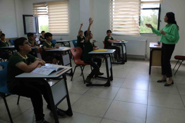 Diyarbakır’daki Öğrenciler Bursluluk Sınavında Büyük Başarı Elde Etti