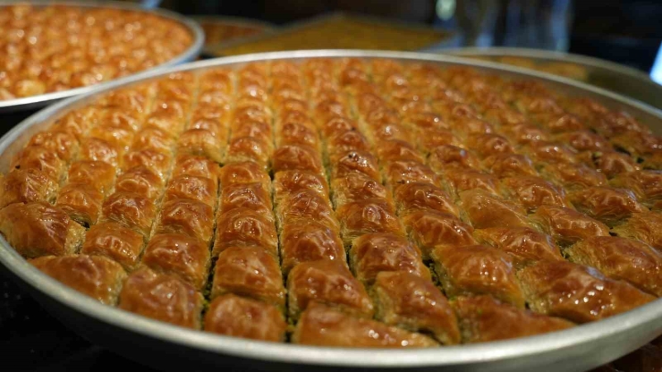 Gaziantep’te Baklavacıların Bayram Mesaisi Başladı