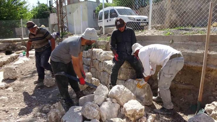Perre Antik Kentteki Kazılar Roma Çeşmesi’nden Başladı