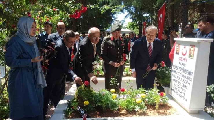 Vali Yavuz Ve Protokol Şehitliği Ziyaret Etti
