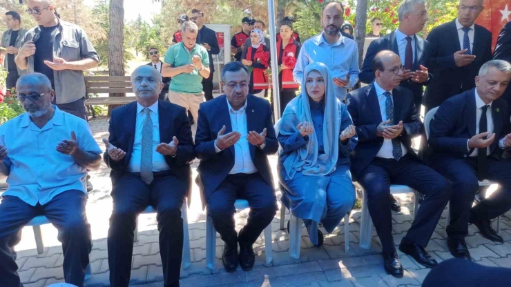 Vali Yavuz Ve Protokol Şehitliği Ziyaret Etti