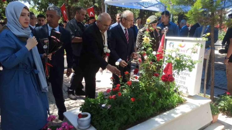 Vali Yavuz Ve Protokol Şehitliği Ziyaret Etti