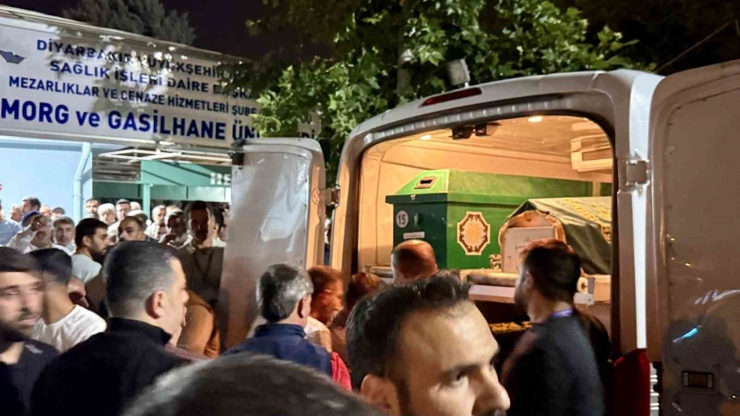 Diyarbakır’da Yangında Hayatını Kaybeden Anne Ve Üç Çocuğu Defnedildi