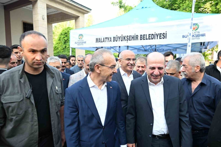 Malatya’da Vatandaşlar Bayram Namazı İçin Camilere Akın Etti