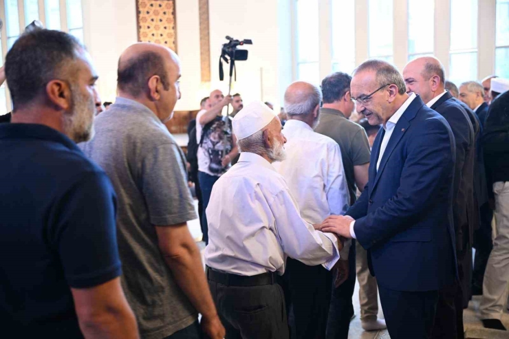 Malatya’da Vatandaşlar Bayram Namazı İçin Camilere Akın Etti