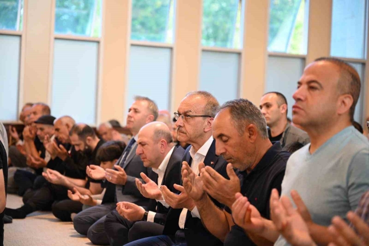 Malatya’da Vatandaşlar Bayram Namazı İçin Camilere Akın Etti