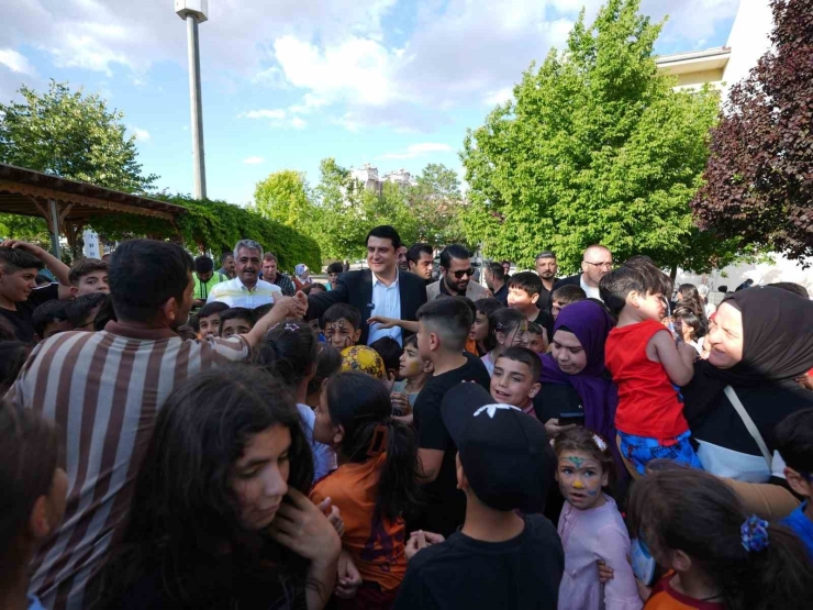 Başkan Yılmaz’dan Çocuklara Sürpriz Ziyaret