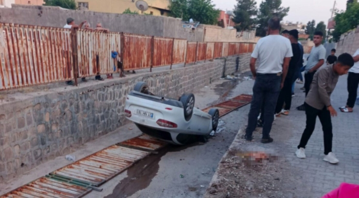 Çocukların El Frenini İndirdiği Otomobil Tahliye Kanalına Uçtu