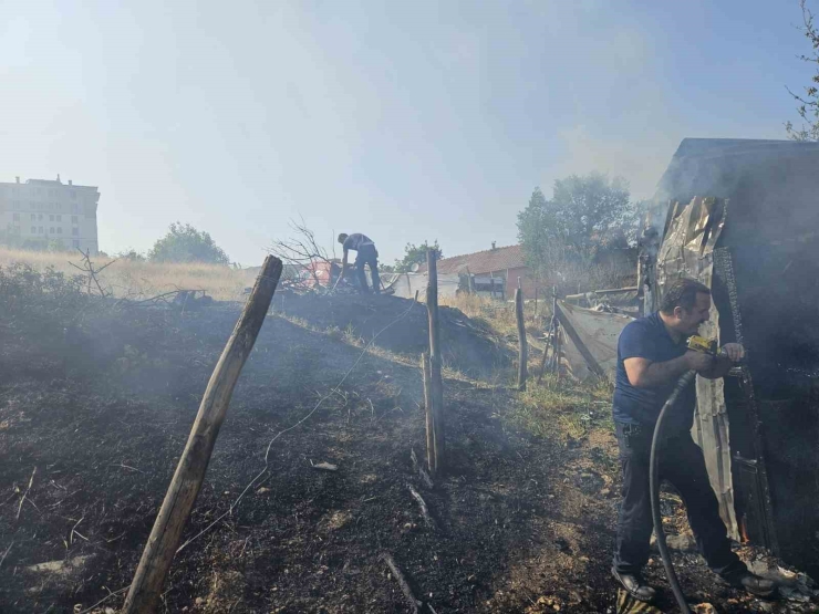 Malatya’da Araç Ve Baraka Yangını