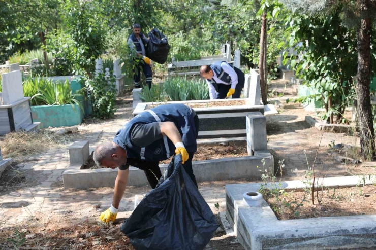 Diyarbakır’da Mezarlıklarda Bayram Sonrası Temizlik Yapıldı