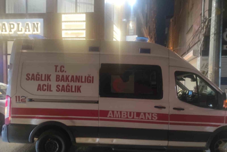 Diyarbakır’da İki Ambulans Akli Dengesi Yerinde Olmayan Şahıs Tarafından Taşlandı