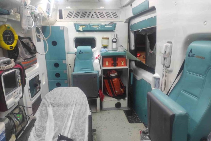 Diyarbakır’da İki Ambulans Akli Dengesi Yerinde Olmayan Şahıs Tarafından Taşlandı