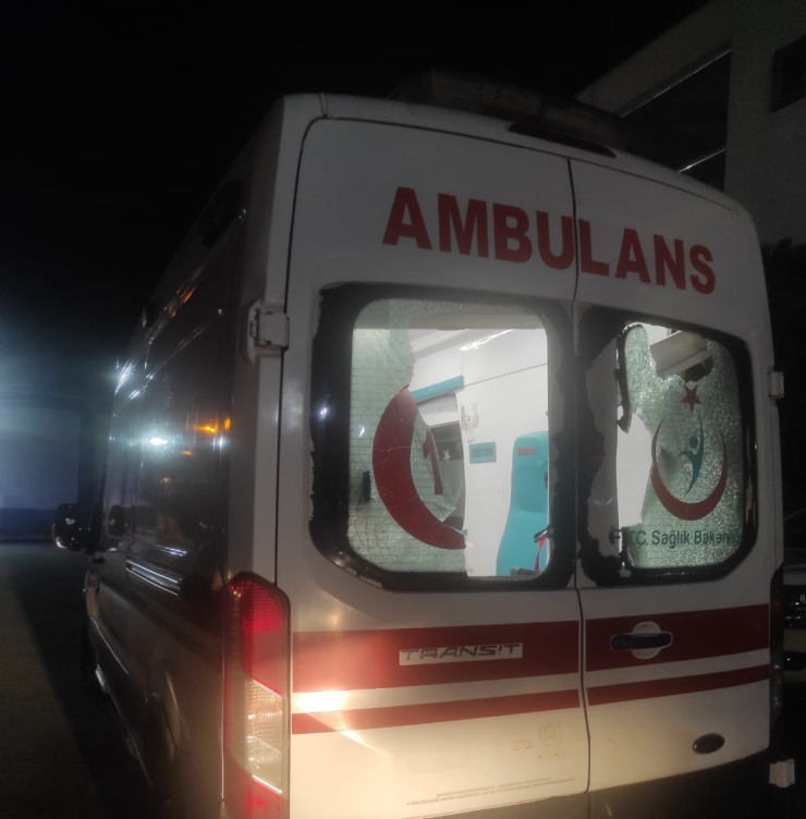 Diyarbakır’da İki Ambulans Akli Dengesi Yerinde Olmayan Şahıs Tarafından Taşlandı