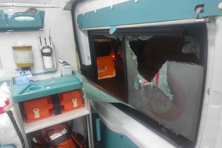 Diyarbakır’da İki Ambulans Akli Dengesi Yerinde Olmayan Şahıs Tarafından Taşlandı