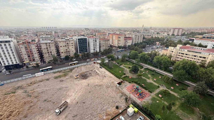 Diyarbakır’da 89 Kişinin Hayatını Kaybettiği Galeria İş Merkezi’nin Yerinde Dönüşümünde İlk Kepçe Vuruldu