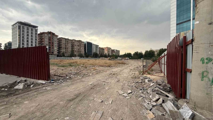 Diyarbakır’da 89 Kişinin Hayatını Kaybettiği Galeria İş Merkezi’nin Yerinde Dönüşümünde İlk Kepçe Vuruldu