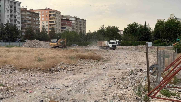 Diyarbakır’da 89 Kişinin Hayatını Kaybettiği Galeria İş Merkezi’nin Yerinde Dönüşümünde İlk Kepçe Vuruldu