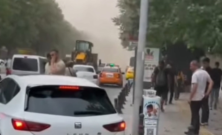 Gaziantep’te Şiddetli Fırtına: Ağaçlar Devrildi, Araçlar Zarar Gördü, Toz Bulutu Etrafı Kapladı