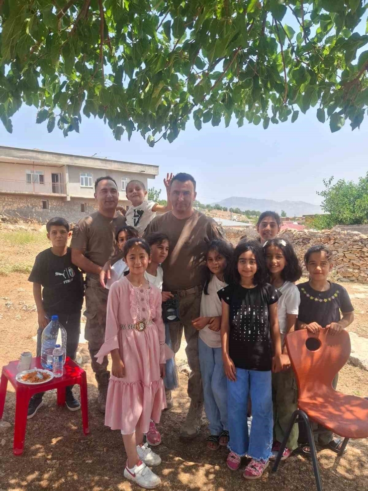 Dicle’de Mehmetçik, Jandarmanın 186. Kuruluş Yıl Dönümünü Öğrencilerle Kutladı