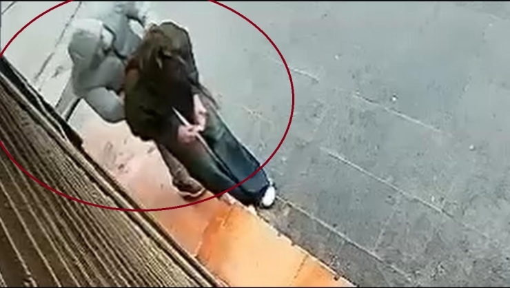Güvenlik Kameralarından Tespit Edilen Hırsızlar, Pazarcı Ve Simitçi Kılığına Giren Polisler Tarafından Yakalandı