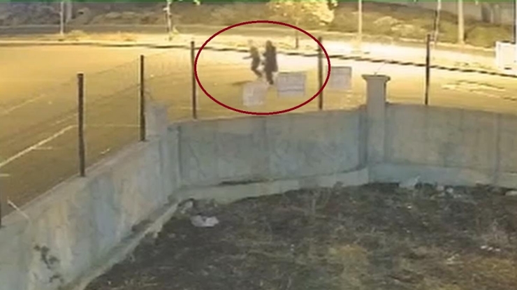 Güvenlik Kameralarından Tespit Edilen Hırsızlar, Pazarcı Ve Simitçi Kılığına Giren Polisler Tarafından Yakalandı