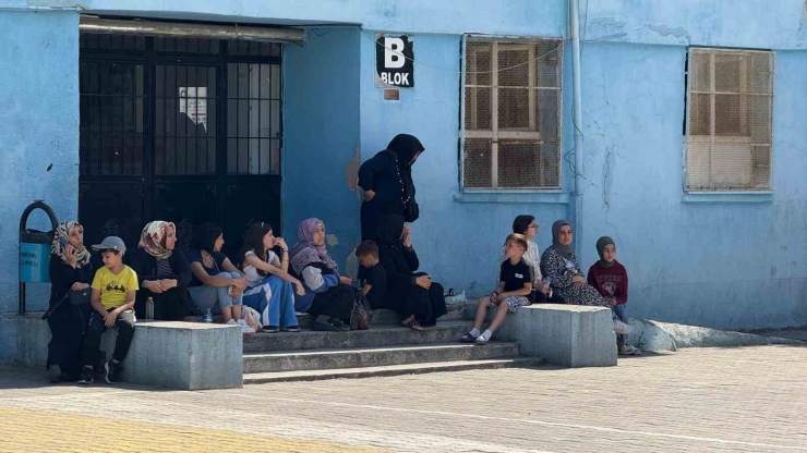 Diyarbakır’da Kimliğini Ve Giriş Belgesini Unutan Öğrenciler Son Anlarda Yetişti
