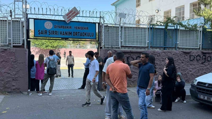 Diyarbakır’da Kimliğini Ve Giriş Belgesini Unutan Öğrenciler Son Anlarda Yetişti
