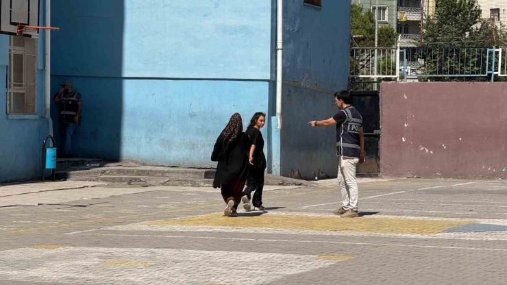 Diyarbakır’da Kimliğini Ve Giriş Belgesini Unutan Öğrenciler Son Anlarda Yetişti